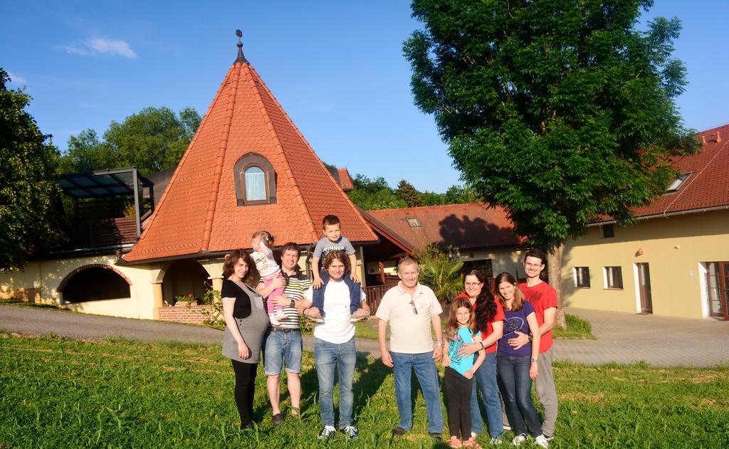 Turisticna Kmetija Cebelji Gradic *